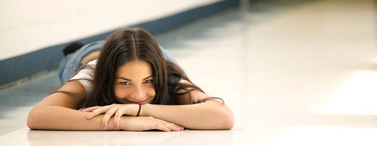 Niña sentada en una cama
Descripción generada automáticamente con confianza baja